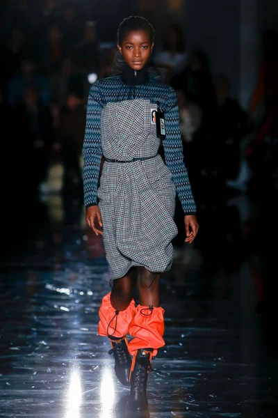 Look 18